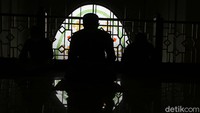 Dewan Masjid Indonesia (DMI) mengeluarkan surat edaran mengenai pelaksanaan salat Jumat dua gelombang dengan sistem ganjil-genap nomor ponsel.