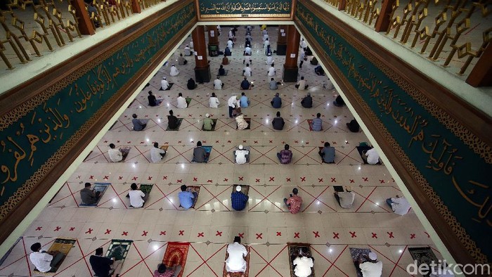DMI mengeluarkan surat edaran mengenai pelaksanaan salat Jumat dua gelombang. Namun Masjid Agung Al Barkah, Kota Bekasi, tetap melaksanakn salat satu gelombang.