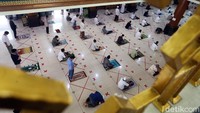 Suasana salat Jumat di Masjid Agung Al Barkah, Kota Bekasi.