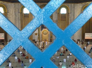 Masjid Al Akbar Surabaya Gelar Salat Jumat Tanpa Aturan Ganjil Genap