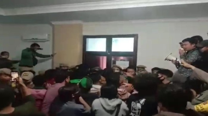 Massa mahasiswa di Konawe, Sultra menggeruduk kantor bupati menolak kedatangan 500 TKA asal China (dok. Istimewa).
