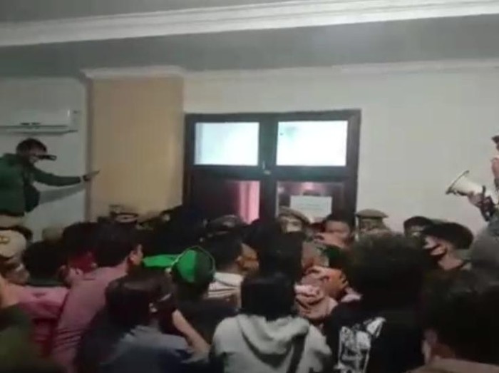 Massa mahasiswa di Konawe, Sultra menggeruduk kantor bupati menolak kedatangan 500 TKA asal China (dok. Istimewa).