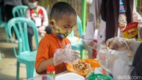 Pola belajar di kampung ini menerapkan sistem seperti sekolah alam. Anak-anak diajarkan untuk mandiri. Dalam foto terlihat para anak sedang asyik memasak pizza.
