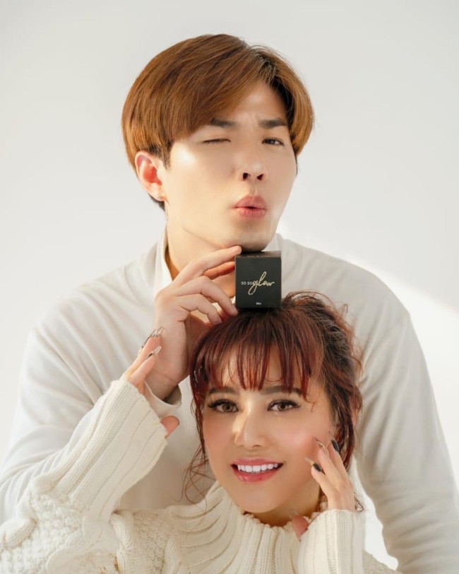 Monique menceritakan kepada Wolipop awal perkenalannya dengan Lee. Dia mengaku sudah mengenal Lee sejak SMP. Saat itu Lee sebenarnya masih kerap pergi-pulang Indonesia-Korea Selatan. Awalnya itu saat junior high school (SMP), aku lupa waktu dan tahunnya hehee. Saat itu Lee bolak-balik Korea-Surabaya, karena orangtua Lee punya pabrik di Surabaya jadi, kita kenal pertama di Surabaya waktu itu. Dulu pas sempat TTM (teman tapi mesra-red) tapi karena sifatnya yang playboy ke cewek dan orangnya rada keras jadi akhirnya dari TTM, justru jadi menjauh, sampai akhirnya ketemu lagi setelah dia tergabung boyband Hitz, ucapnya saat berbicara dengan Wolipop, Kamis (18/6/2020).Foto: instagram @leejeonghoon