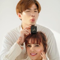 Monique menceritakan kepada Wolipop awal perkenalannya dengan Lee. Dia mengaku sudah mengenal Lee sejak SMP. Saat itu Lee sebenarnya masih kerap pergi-pulang Indonesia-Korea Selatan. Awalnya itu saat junior high school (SMP), aku lupa waktu dan tahunnya hehee. Saat itu Lee bolak-balik Korea-Surabaya, karena orangtua Lee punya pabrik di Surabaya jadi, kita kenal pertama di Surabaya waktu itu. Dulu pas sempat TTM (teman tapi mesra-red) tapi karena sifatnya yang playboy ke cewek dan orangnya rada keras jadi akhirnya dari TTM, justru jadi menjauh, sampai akhirnya ketemu lagi setelah dia tergabung boyband Hitz, ucapnya saat berbicara dengan Wolipop, Kamis (18/6/2020).Foto: instagram @leejeonghoon