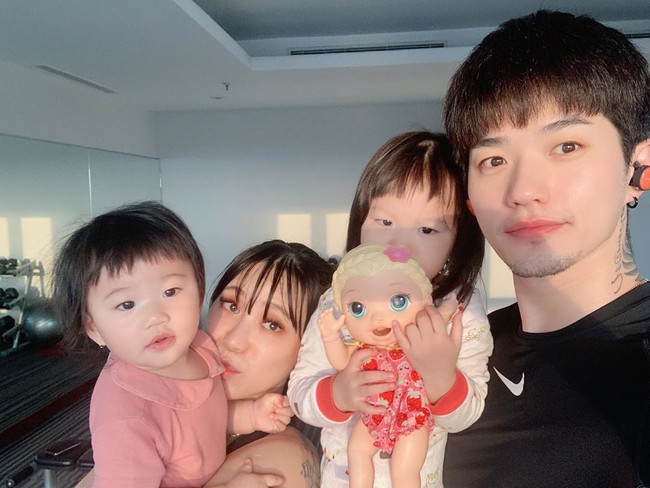 Monique sebelumnya menikah dengan rekan Lee di Hitz, Irwan Chandra pada 2006 dan dikaruniai anak bernama Zissel dan Chole. Namun pernikahan mereka berakhir dengan perceraian pada 2012. Monique kemudian dinikahi Lee pada 2017. Kini keduanya dikaruniai dua orang anak, Kimora Hazel Amber Lee dan Kyra Blair Ivy Lee. Foto: instagram @leejeonghoon