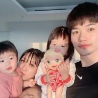 Monique sebelumnya menikah dengan rekan Lee di Hitz, Irwan Chandra pada 2006 dan dikaruniai anak bernama Zissel dan Chole. Namun pernikahan mereka berakhir dengan perceraian pada 2012. Monique kemudian dinikahi Lee pada 2017. Kini keduanya dikaruniai dua orang anak, Kimora Hazel Amber Lee dan Kyra Blair Ivy Lee. Foto: instagram @leejeonghoon