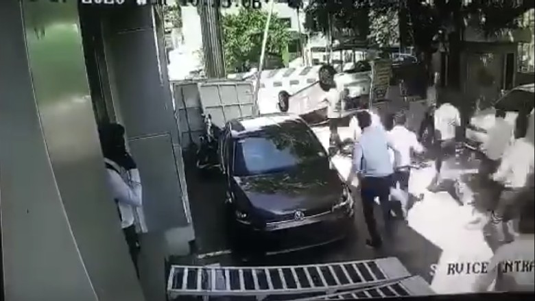 mobil terbalik di depan gerbang showroom mobil terbalik di depan gerbang showroom