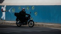 Masih ada orang di luar sana yang membeli moge sebagai motor pertama hanya karena ia memiliki uang lebih. Padahal ia sendiri bahkan tidak rutin mengendarai sepeda motor. Ujung-ujungnya dalam situasi tak terduga ia tidak siap menghadapinya sehingga timbul celaka. Bruna Prado/Getty Images  