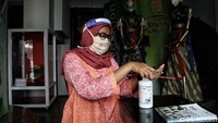 Fasilitas seperti hand sanitizer pun diletakkan di area pintu masuk museum agar dapat mudah diakses oleh para pengunjung yang hendak masuk ke dalam museum tersebut.