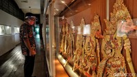 Ketiga, traveler bisa berkunjung ke Museum Wayang, yang menyimpan koleksi wayang kulit otentik. Belm lama ini, Komisi E DPRD DKI Jakarta menyetujui Dinas Kebudayaan DKI mengalokasikan Rp30 miliar di tahun 2024 untuk modernisasi Museum Wayang Kota Tua, Taman Sari Jakarta Barat. (Pradita Utama)