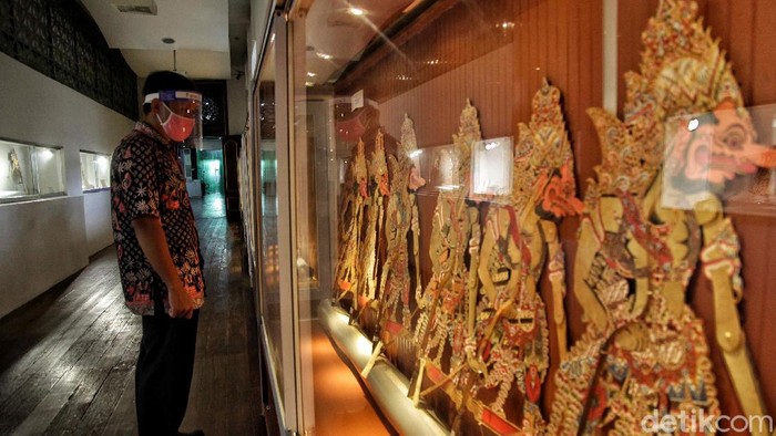 Museum Wayang telah kembali dibuka di masa PSBB transisi. Penerapan protokol kesehatan pun jadi hal wajib yang harus dilakukan saat kembali sambut pengunjung.