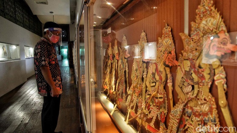 Museum Wayang Kembali Sambut Pengunjung di Era New Normal Museum Wayang telah kembali dibuka di masa PSBB transisi. Penerapan protokol kesehatan pun jadi hal wajib yang harus dilakukan saat kembali sambut pengunjung.