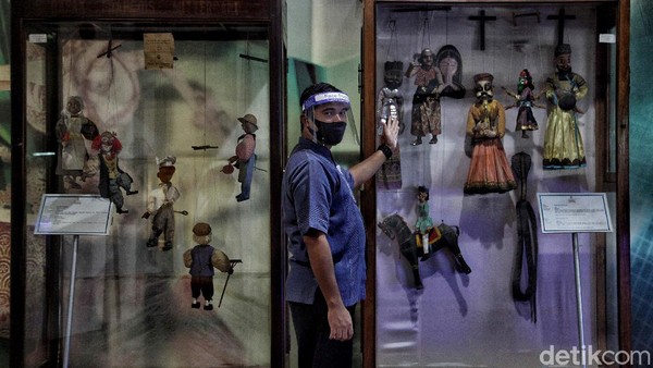 Museum Wayang pun menerapkan physical distancing atau jaga jarak bagi para pengunjung yang hendak berkunjung ke museum tersebut. Museum Wayang pun menerapkan physical distancing atau jaga jarak bagi para pengunjung yang hendak berkunjung ke museum tersebut.
