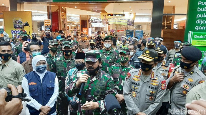Panglima TNI Marsekal Hadi Tjahjanto dan Kapolri Jenderal Idham Azis datang ke Kota Malang. Mereka mengecek protokol kesehatan yang diterapkan Transmart MX Mall.