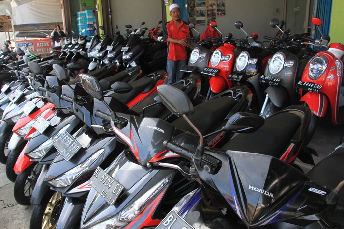 Pedagang melayani calon pembeli sepeda motor bekas di Meulaboh, Aceh Barat, Aceh, Rabu (17/6/2020). Pedagang mengaku, sejak tiga bulan terakhir omzet penjualan sepeda motor bekas menurun 10 sampai 15 persen terdampak pandemi COVID-19. ANTARA FOTO/Syifa Yulinnas/aww.