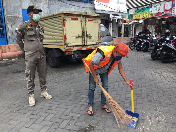 Pelanggar PSBB DKI dihukum bersih-bersih