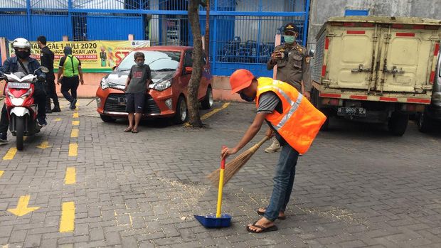 Pelanggar PSBB DKI dihukum bersih-bersih