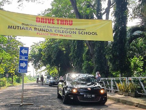 Pembagian rapor murid Drive Thru di Cilegon