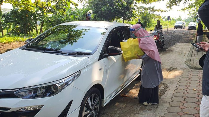 Pembagian rapor murid Drive Thru di Cilegon