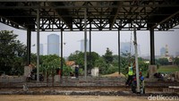 Sejumlah petugas pun tampak sibuk mengerjakan proyek pembangunan tol yang menjadi bagian dari Jalan Tol Jakarta Outer Ring Road (JORR) II.