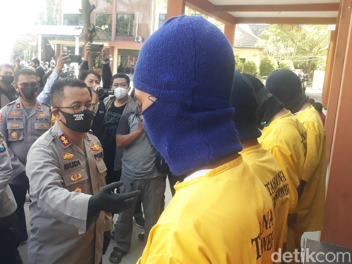 Siswi SMP di Bojonegoro diperkosa empat pria secara bergiliran. Korban mengenal salah seorang pelaku di media sosial.