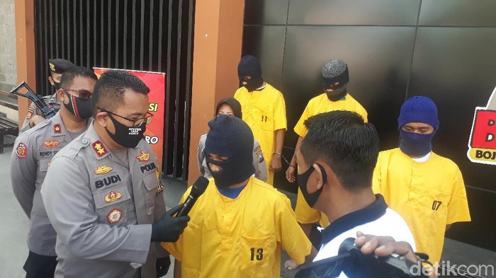Siswi SMP di Bojonegoro diperkosa empat pria secara bergiliran. Korban mengenal salah seorang pelaku di media sosial.