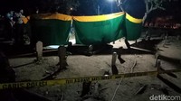 Diberitakan sebelumnya, Polres Kudus mengungkap isi dari 9 benda misterius yang terbungkus kafan dan terkubur secara misterius di makam, di antaranya berisi bangkai ayam dan foto perempuan. Polisi menduga bungkusan-bungkusan tak bertuan itu dipakai untuk ritual.