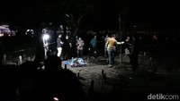 Kasat Reskrim Polres Kudus AKP Agustinus David menyebutkan, pihaknya akan menyelidiki siapa pemilik benda-benda tersebut. Dugaan sementara, benda-benda itu dipakai untuk ritual. Diberitakan sebelumnya, sembilan bungkusan kain kafan yang ditemukan di makam Desa Bakalan Krapyak kemarin. Temuan benda-benda ini diawali dari kecurigaan seorang peziarah yang mencium bau busuk di kawasan makam.