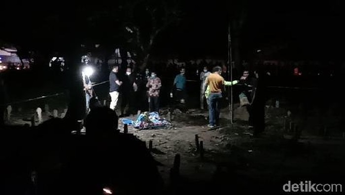 Warga Kudus digegerkan dengan temuan sembilan bungkusan kain kafan di makam. Isi bungkusan kain kafan itu diantaranya bangkai ayam hingga foto perempuan.