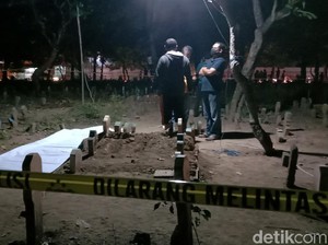 Siapa Pengubur Kain Kafan Isi Mantra-Foto Cewek Misterius di Makam Kudus?
