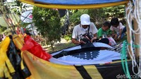 Layangan tersebut dijual mulai yang termurah Rp 35.000 hingga termahal Rp 120.000.