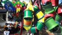 Perajin musiman yang sehari-hari berjualan mainan anak-anak tersebut telah membuat layangan sejak ia kecil pada tahun 90-an.
