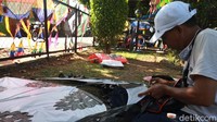 Sani Ewok membuat layang-layang saat musim layangan yakni pada musim liburan anak sekolah dengan cuaca yang kondusif untuk menerbangkan layangan.