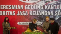 Secara seremonial, Wimboh memotong tumpeng dengan didampingi oleh Wali Kota Solo FX Hadi Rudyatmo yang tetap menggunakan protokol kesehatan ketat.