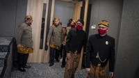 Ketua Dewan Komisioner Otoritas Jasa Keuangan (OJK) Wimboh Santoso (kanan) didampingi Wali Kota Solo FX Hadi Rudyatmo (kedua kanan) melihat-lihat ruang audio visual usai meresmikan kantor baru OJK Solo di Jalan Slamet Riyadi, Solo, Jawa Tengah, Jumat (19/6/2020).