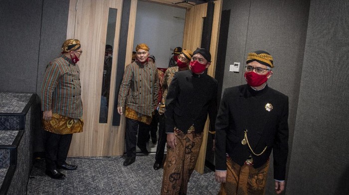 PERESMIAN GEDUNG BARU OJK DI SOLO Ketua Dewan Komisioner Otoritas Jasa Keuangan (OJK) Wimboh Santoso (kanan) didampingi Wali Kota Solo FX Hadi Rudyatmo (kedua kanan) melihat-lihat ruang audio visual usai meresmikan kantor baru OJK Solo di Jalan Slamet Riyadi, Solo, Jawa Tengah, Jumat (19/6/2020). Gedung baru OJK Solo perancangannya menjadi standar gedung OJK di daerah yang menggambarkan nilai visi dan misi OJK yaitu meningkatkan perekonomian wilayah Solo Raya yang mempunyai kapasitas ekonomi besar pada sektor industri pengolahan, perdagangan, ekonomi kreatif dan pariwisata. ANTARA FOTO/Mohammad Ayudha/wsj.