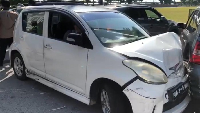 Perodua Myvi nabrak lima mobil