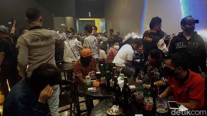 Petugas gabungan melakukan razia ke sejumlah tempat hiburan malam di Surabaya