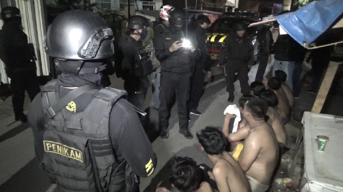 Poisi menangkap 11 orang pelaku tawuran di wilayah Tello, Makassar (Reinhard-detikcom).