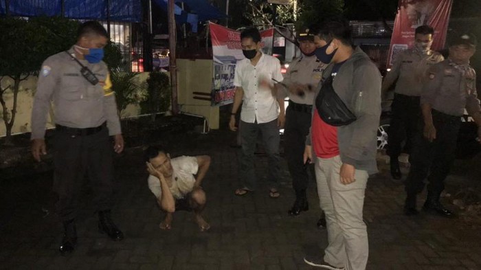 Polisi mengamankan HR (38) yang mencoba memperkosa seorang ibu rumah tangga karena terpengaruh film porno (dok. Istimewa).