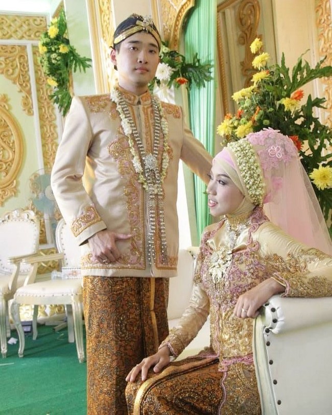 Windu mengaku hubungannya dengan sang suami saat masih pacaran sempat melewati masa putus nyambung. Perbedaan agama yang saat itu menjadi kendala mereka.“Pastinya melewati banyak hal, kayaknya sempet putus 100 kali. Karena beda agama, suami orang yang harus belajar sendiri, bukan diajari. Jadi akhirnya dengan pergejolakan yang ada di hatinya, suami akhirnya jadi mualaf tanpa saya yang ngajarin, belajar sendiri, dan jadi mualaf 1 tahun sebelum menikah. Dan kami memang yakin satu sama lain, bisa menjadi pasangan yang saling melengkapi seumur hidup, makanya akhirnya menikah, tapi pastinya dengan banyak cerita sebelumnya,” kisah Windu. Foto: Instagram @prawinduprima.