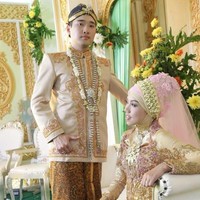 Windu mengaku hubungannya dengan sang suami saat masih pacaran sempat melewati masa putus nyambung. Perbedaan agama yang saat itu menjadi kendala mereka.“Pastinya melewati banyak hal, kayaknya sempet putus 100 kali. Karena beda agama, suami orang yang harus belajar sendiri, bukan diajari. Jadi akhirnya dengan pergejolakan yang ada di hatinya, suami akhirnya jadi mualaf tanpa saya yang ngajarin, belajar sendiri, dan jadi mualaf 1 tahun sebelum menikah. Dan kami memang yakin satu sama lain, bisa menjadi pasangan yang saling melengkapi seumur hidup, makanya akhirnya menikah, tapi pastinya dengan banyak cerita sebelumnya,” kisah Windu. Foto: Instagram @prawinduprima.