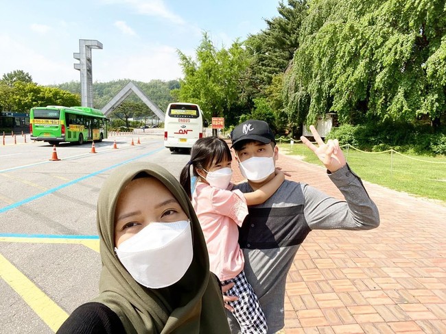 Windu pun menyampaikan pesannya pada wanita yang ingin menikah dengan pria asing. Menurutnya menikah dengan pria yang berbeda negara dan budaya butuh beradaptasi dan saling memahami satu-sama lainnya.Menikah dengan orang luar itu bukan cuma gengsi menurut saya. Banyak hal yang harus kamu tahu lebih dahulu. Apakah pasangan adalah orang yang bisa beradaptasi dengan perbedaan cara pandang, budaya, makanan, agama, bahkan kadang sampai cara makan. Jadi dengan siapapun menikahnya, pilihlah orang yang bisa saling memahami. Karena tanggungjawab dalam pernikahan adalah seumur hidup,” pungkasnya. Foto: Instagram @prawinduprima