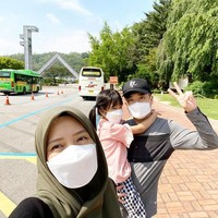 Windu pun menyampaikan pesannya pada wanita yang ingin menikah dengan pria asing. Menurutnya menikah dengan pria yang berbeda negara dan budaya butuh beradaptasi dan saling memahami satu-sama lainnya.Menikah dengan orang luar itu bukan cuma gengsi menurut saya. Banyak hal yang harus kamu tahu lebih dahulu. Apakah pasangan adalah orang yang bisa beradaptasi dengan perbedaan cara pandang, budaya, makanan, agama, bahkan kadang sampai cara makan. Jadi dengan siapapun menikahnya, pilihlah orang yang bisa saling memahami. Karena tanggungjawab dalam pernikahan adalah seumur hidup,” pungkasnya. Foto: Instagram @prawinduprima