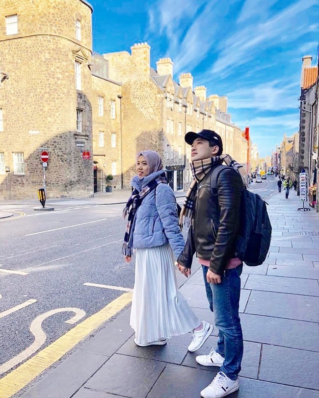 Windu mengungkapkan pernikahannya dengan Alexander Kim sejak awal direncanakan mudah mendapatkan restu kedua orangtua. Ayah dan ibunya sendiri sudah memahami kalau dirinya memang ingin menikah dengan pria asing sejak dulu.“Keluarga saya juga semua suka banget, paling mama yang sempet bilang, pikir-pikir lagi, tapi dari kecil mama juga sudah tahu saya maunya nikah sama orang luar jadi ya biasa aja. Semuanya sangat akrab baik saya dengan keluarga suami, bahkan sampai sepupunya. Dan begitu pula dengan suami sama keluarga besar saya, kata ibu satu orang anak ini. Foto: Instagram @prawinduprima.