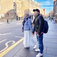 Windu mengungkapkan pernikahannya dengan Alexander Kim sejak awal direncanakan mudah mendapatkan restu kedua orangtua. Ayah dan ibunya sendiri sudah memahami kalau dirinya memang ingin menikah dengan pria asing sejak dulu.“Keluarga saya juga semua suka banget, paling mama yang sempet bilang, pikir-pikir lagi, tapi dari kecil mama juga sudah tahu saya maunya nikah sama orang luar jadi ya biasa aja. Semuanya sangat akrab baik saya dengan keluarga suami, bahkan sampai sepupunya. Dan begitu pula dengan suami sama keluarga besar saya, kata ibu satu orang anak ini. Foto: Instagram @prawinduprima.