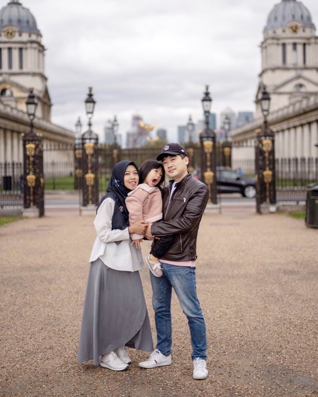 Prawindu Prima yang menjadi perwakilan Indonesia untuk mengikuti program KGSP malah menemukan cintanya di Negeri Gingseng tersebut. Awal kenal dengan suamiku, Alexander Kim di Seoul National University pada 2010. Kami sama-sama kuliah di sana dan sama-sama dapat beasiswa dari Korean Government Scholarship Program (KGSP), ungkap wanita yang akrab disapa Windu itu saat dihubungi oleh Wolipop,Jumat (19/6/2020). Foto: Instagram @prawinduprima.