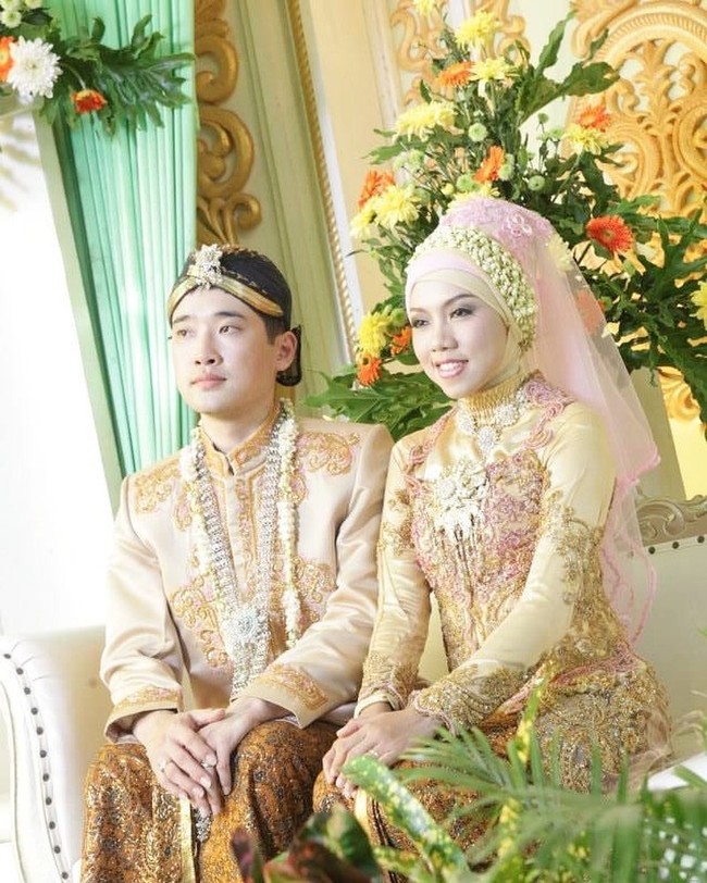 Setelah berhasil melewati berbagai ujian, Windu dan Alexander Kim menikah di Indonesia tepatnya di Cilacap, Jawa Tengah, 2 November 2013. Keduanya saat ini sudah dikaruniai seorang buah hati Steva Alexandrovna Kim yang lahir pada 17 Agustus 2014.  Foto: Instagram @prawinduprima.