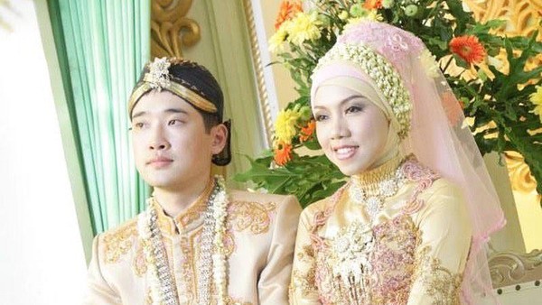 10 Foto Manis Pernikahan Hijabers Cilacap & Pria Korea, Kisahnya Bikin Baper